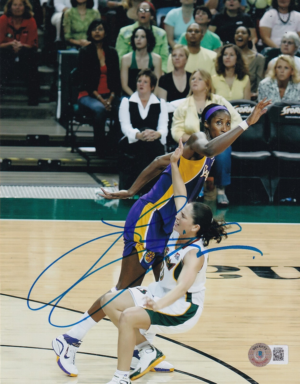 LISA LESLIE signed (LOS ANGELES SPARKS) WNBA basketball 8X10 BECKETT BL52683