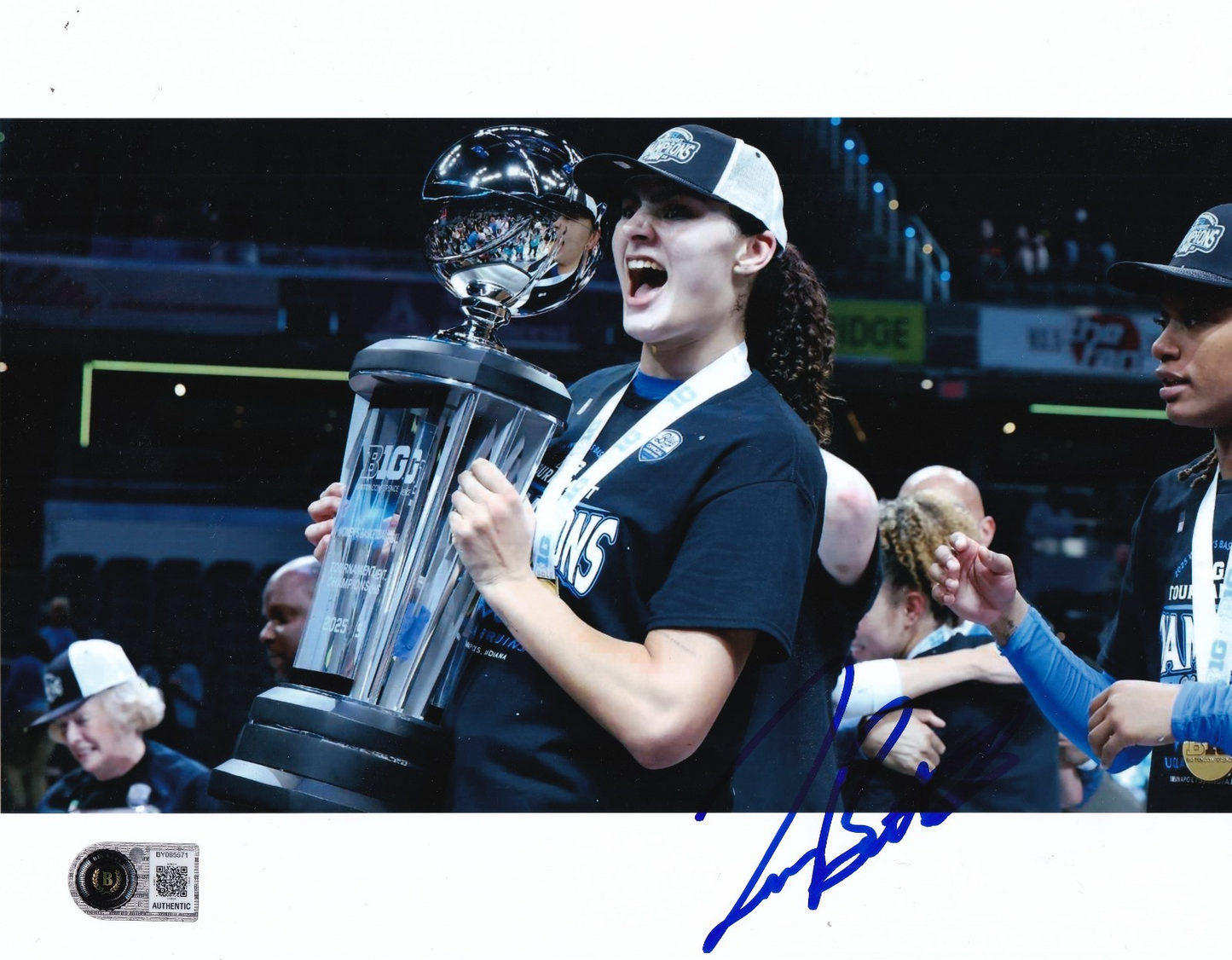 LAUREN BETTS signed (UCLA BRUINS) WNBA basketball 8x10 photo BECKETT BY085571