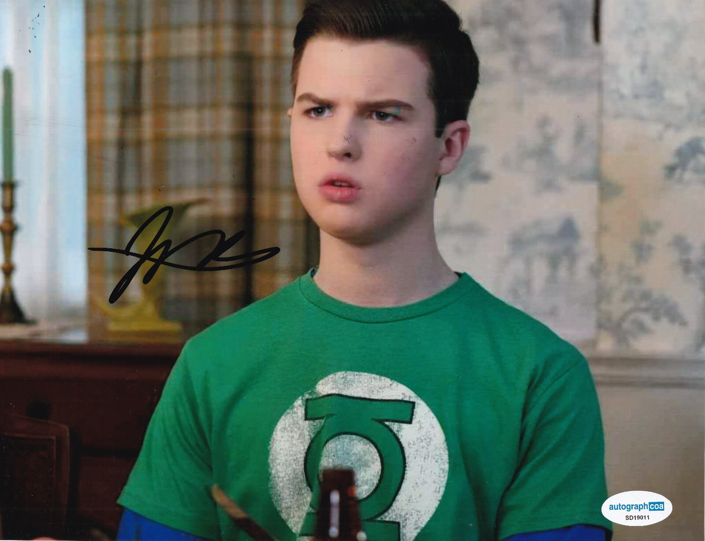 IAIN ARMITAGE signed (YOUNG SHELDON) Sheldon Cooper 8x10 photo ACOA SD19011