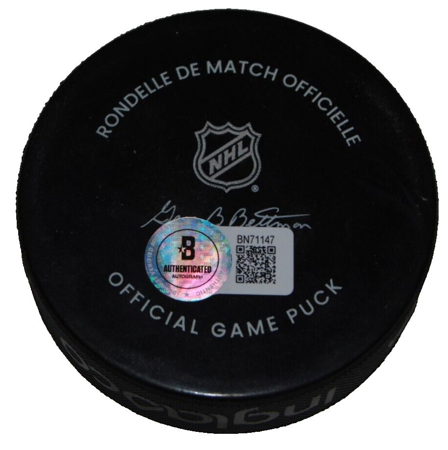 JONATHAN TOEWS signed (CHICAGO BLACKHAWKS) official game puck BECKETT BN71147