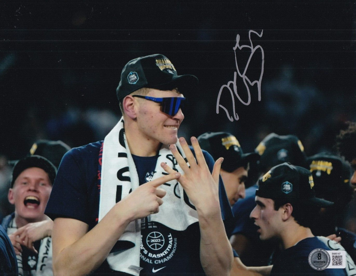 DONOVAN CLINGAN signed CONNECTICUT HUSKIES basketball 8X10 photo BECKETT BM85167