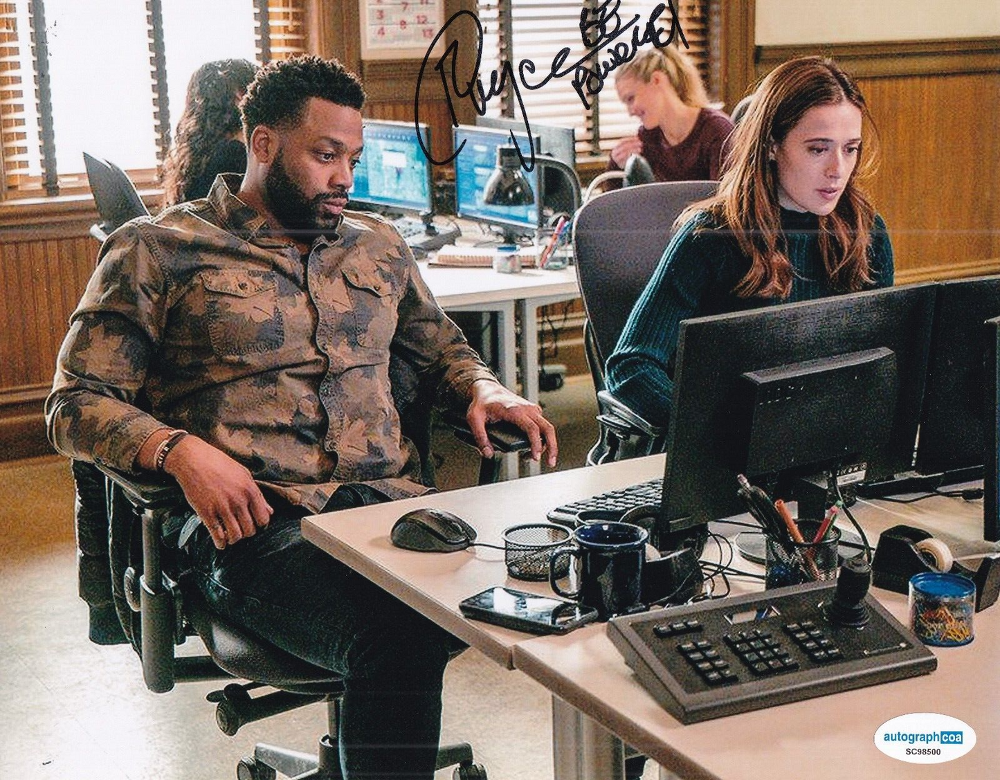 LAROYCE HAWKINS signed (CHICAGO P.D.) Kevin Atwater 8X10 photo ACOA SC98500