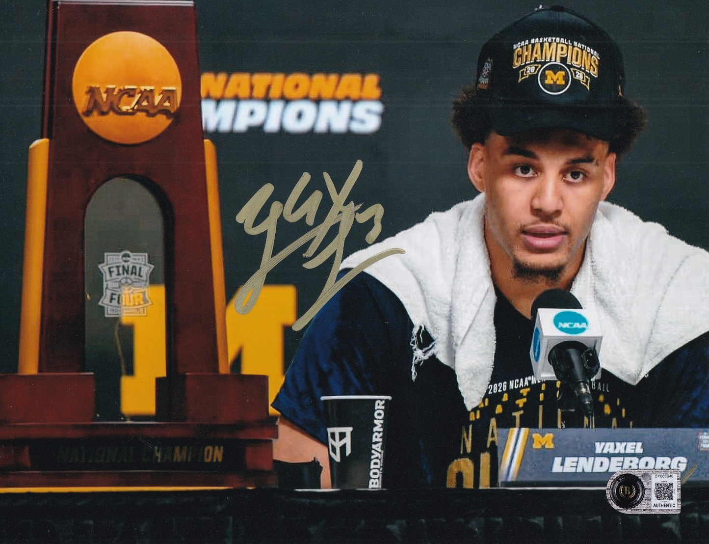 YAXEL LENDEBORG signed (MICHIGAN WOLVERINES) basketball 8X10 BECKETT BY085640