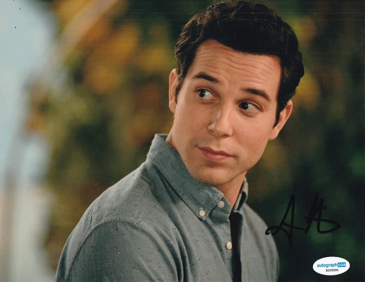 SKYLAR ASTIN signed (PITCH PERFECT) Jesse Movie8x10 photo ACOA SD29595