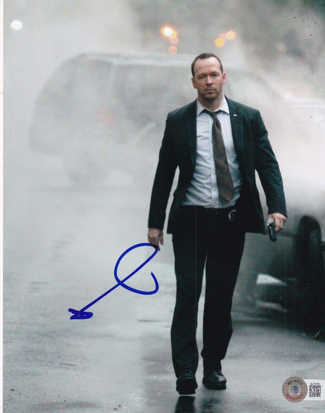 DONNIE WAHLBERG signed (BLUE BLOODS) Danny Reagan 8X10 8X10 BECKETT BAS BJ76705