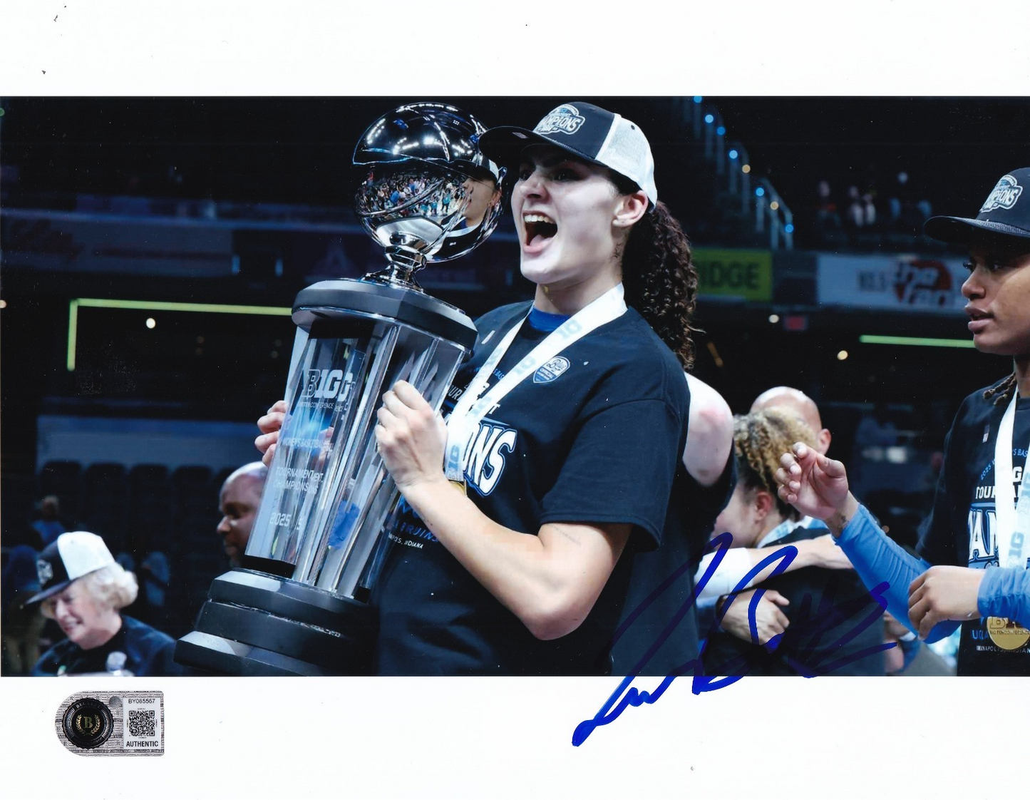 LAUREN BETTS signed (UCLA BRUINS) WNBA basketball 8x10 photo BECKETT BY085567