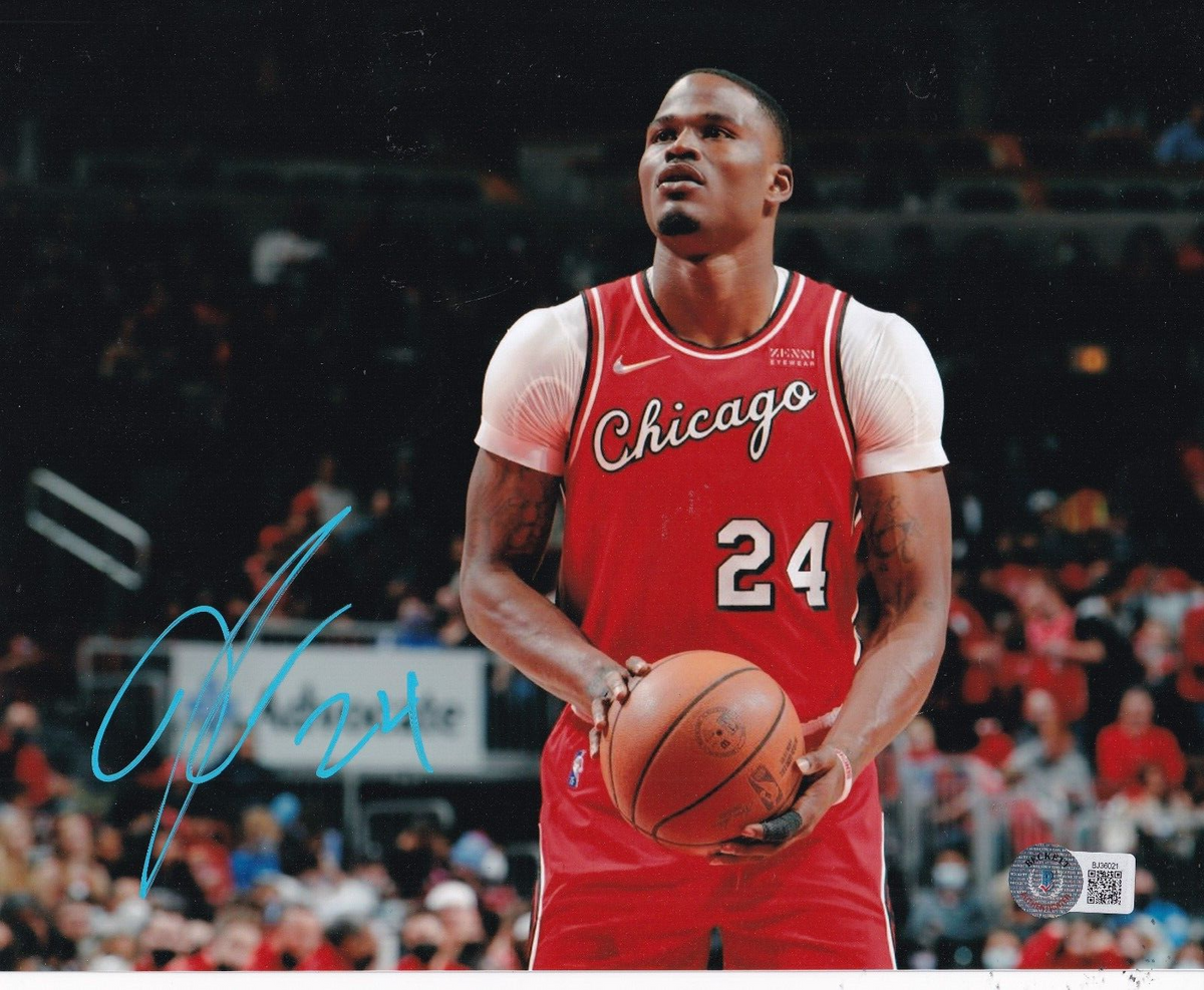 JAVONTE GREEN signed (CHICAGO BULLS) basketball 8X10 photo BECKETT BAS BJ36021