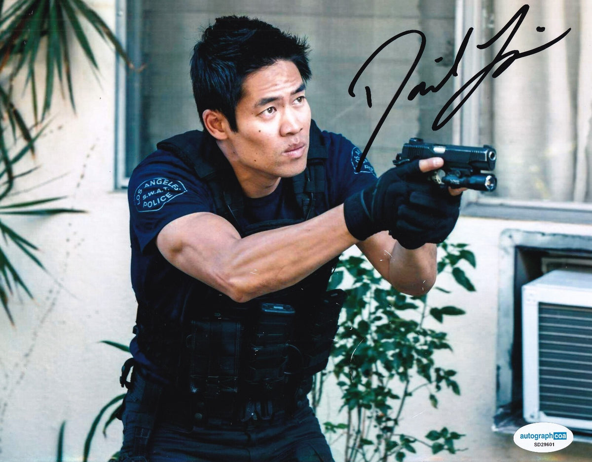 DAVID LIM signed (S.W.A.T.) Officer Victor Tran 8x10 photo ACOA SD29601