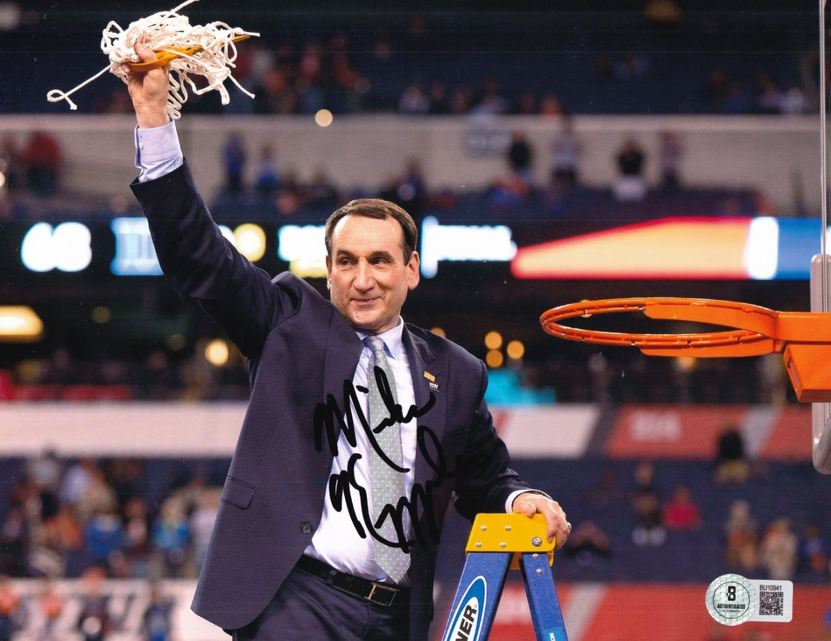 MIKE KRZYZEWSKI signed (DUKE BLUE DEVILS) basketball 8X10 photo BECKETT BU10941
