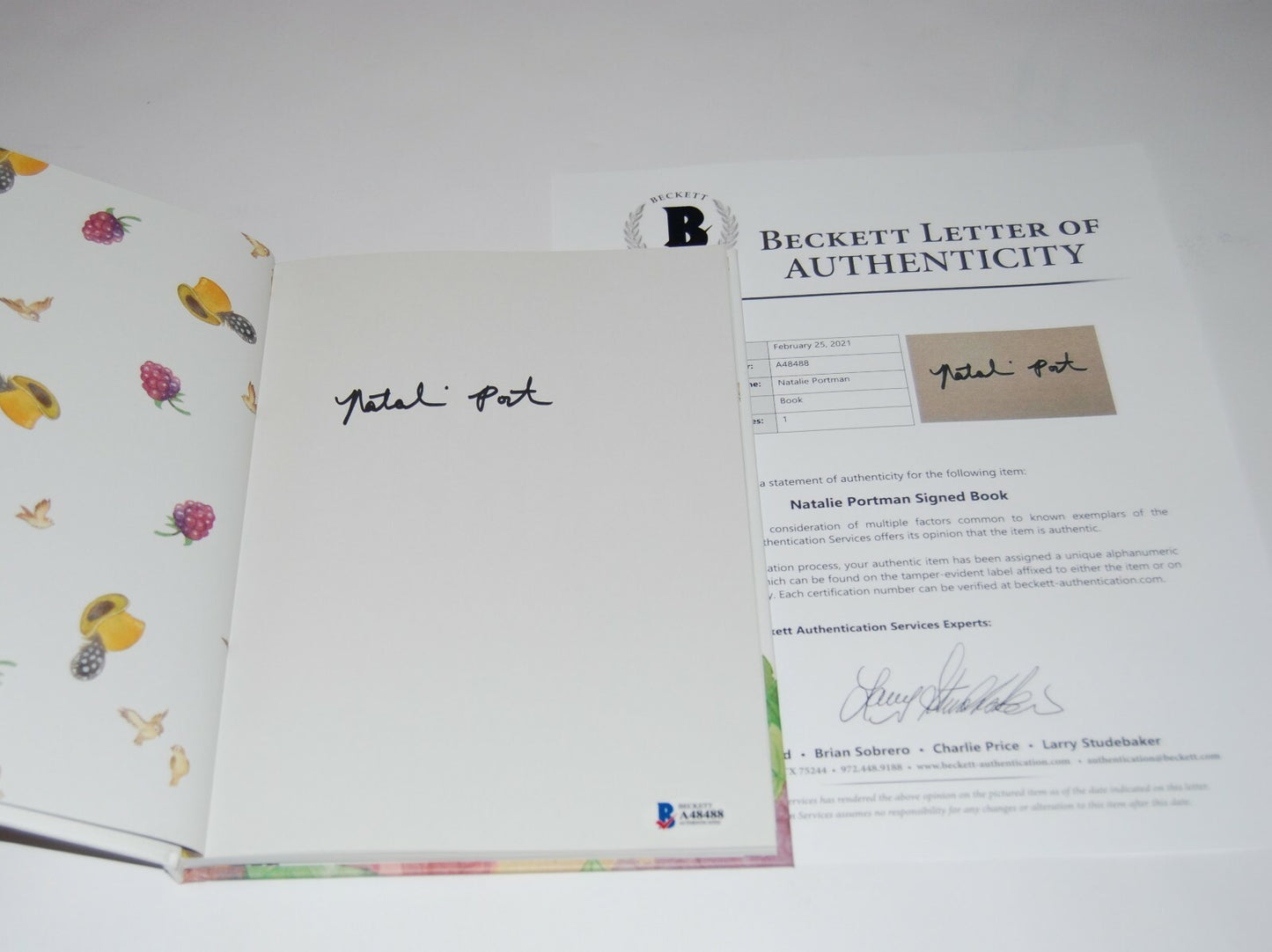 NATALIE PORTMAN signed autographed FABLES 1st EDITION BOOK BECKETT LOA A48488