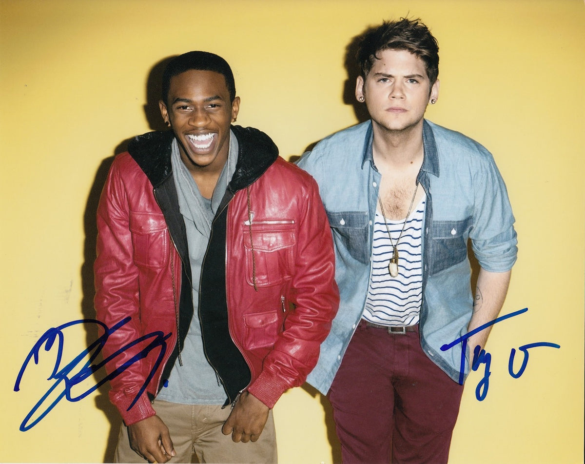 MKTO group signed MUSIC 8X10 photo W/COA *MALCOLM KELLEY* (TONY OLLER)