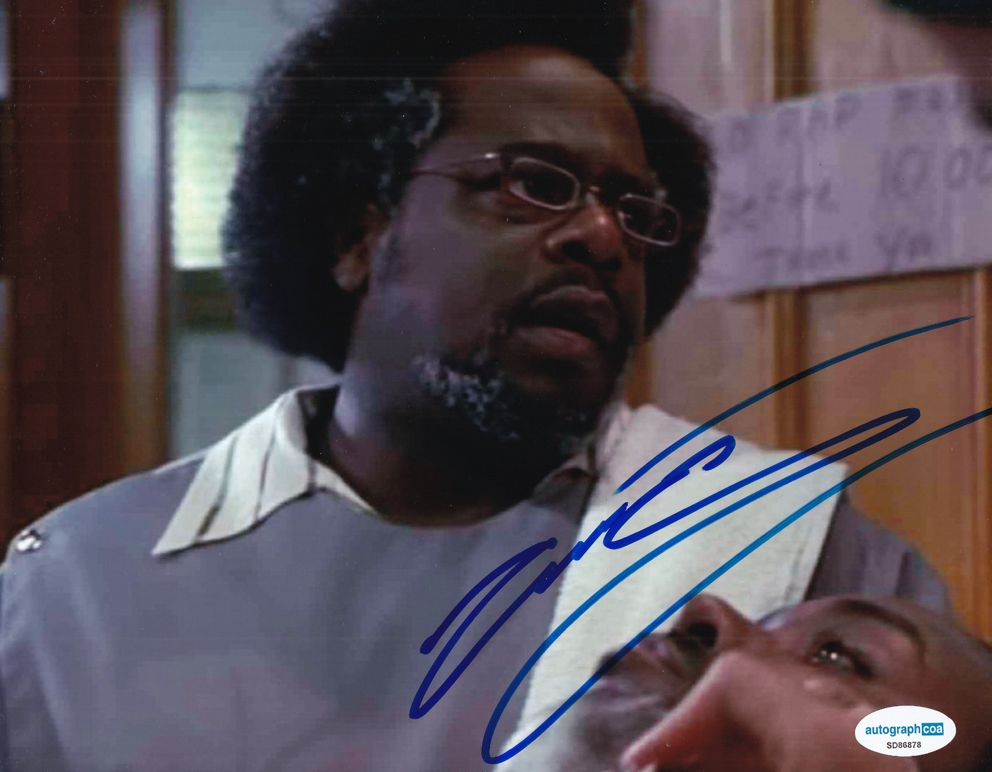 CEDRIC THE ENTERTAINER signed (BARBERSHOP) Movie 8X10 *EDDIE* photo ACOA SD86878