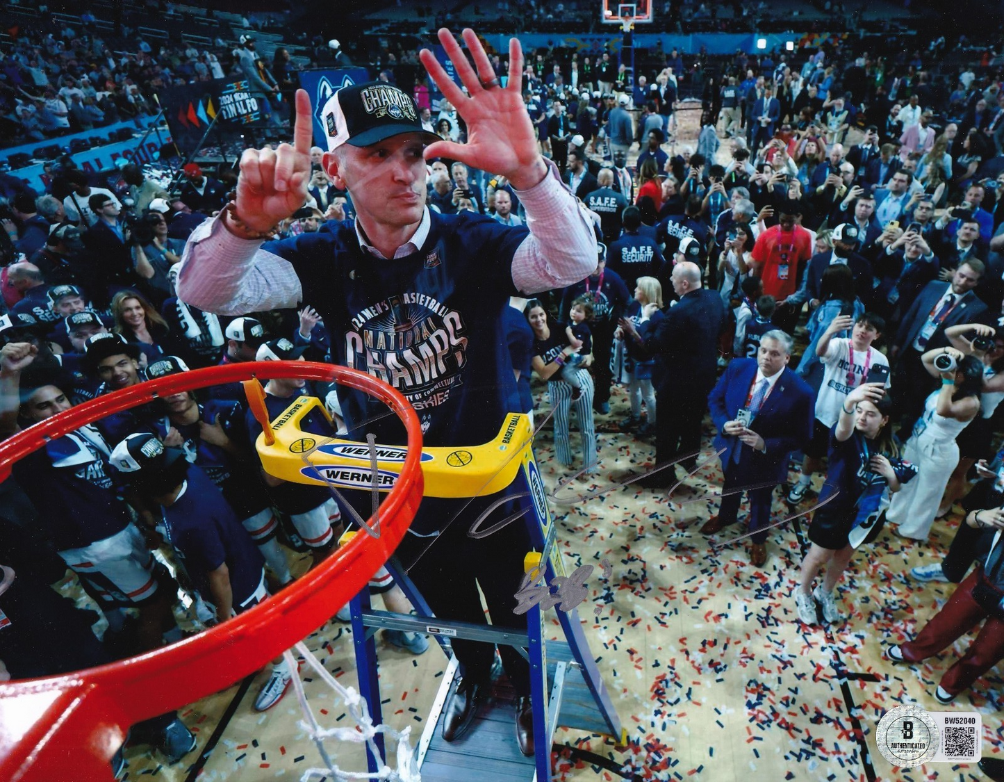 DAN HURLEY signed (UCONN HUSKIES) Connecticut basketball 8X10 BECKETT BW52040