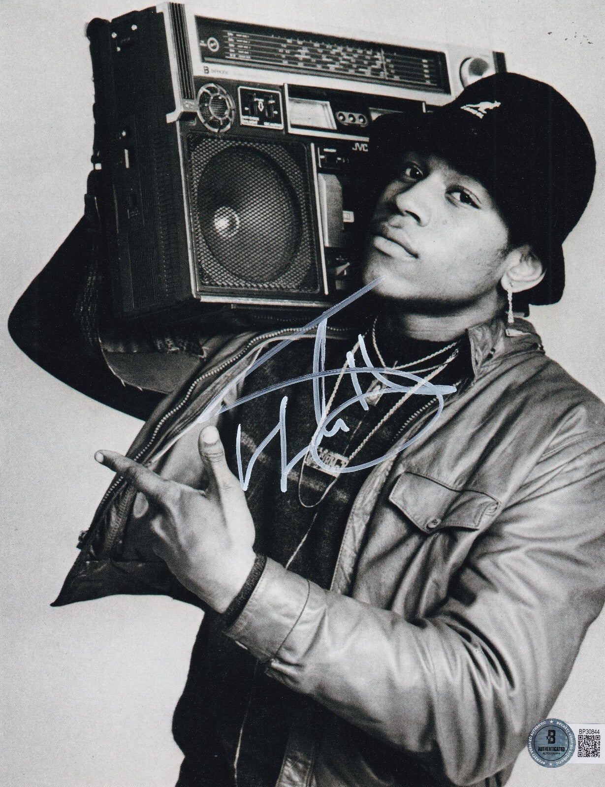 LL COOL J signed (MAMA SAID KNOCK YOU OUT) Music 8X10 photo BECKETT BP30844