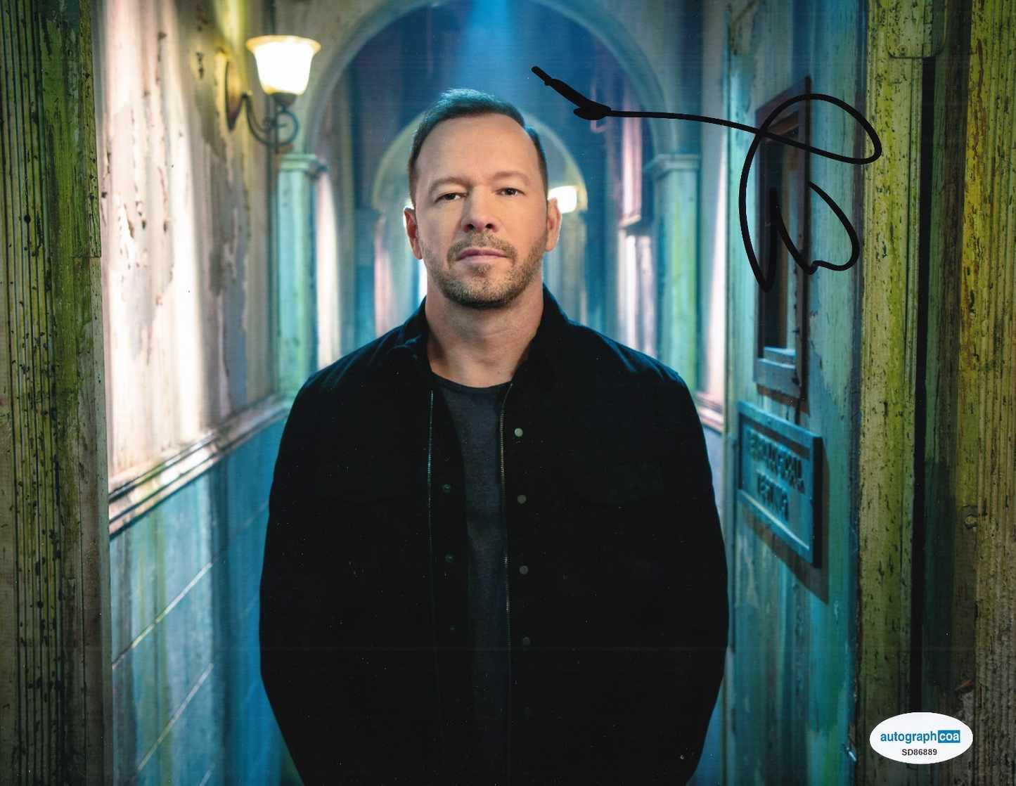 DONNIE WAHLBERG signed (NEW KIDS ON THE BLOCK) Music 8X10 PHOTO ACOA SD86889