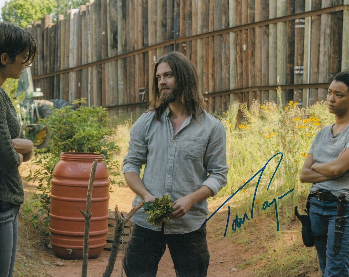 TOM PAYNE signed (THE WALKING DEAD) 8X10 photo *PAUL 'JESUS' ROVIA* W/COA #TP5