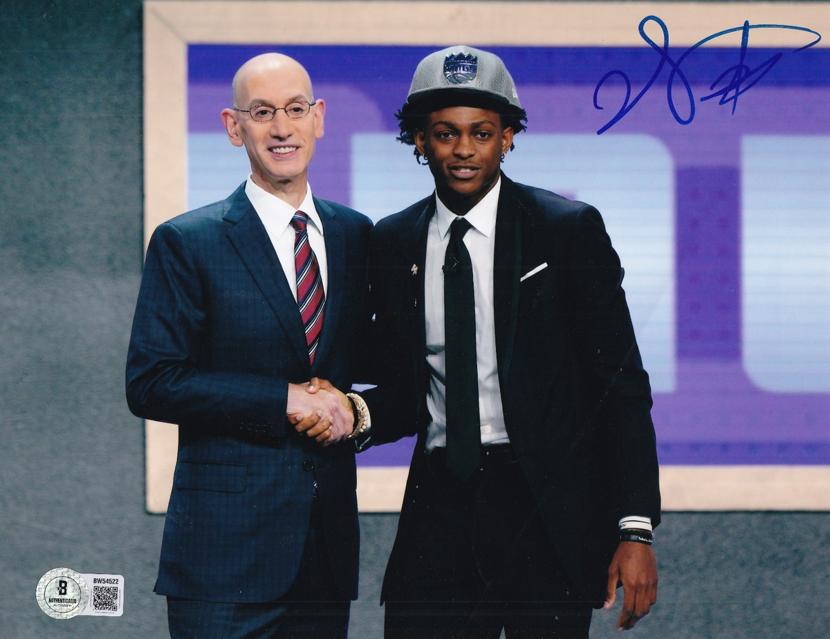 DE'AARON FOX signed (SACRAMENTO KINGS) basketball 8X10 photo BECKETT BAS BW54522