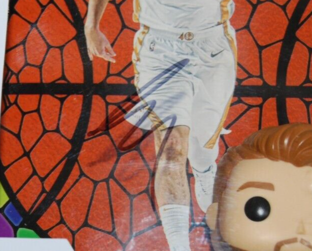 LUKA DONCIC signed (DALLAS MAVERICKS) Mosaic FUNKO POP #16 BECKETT AE47136