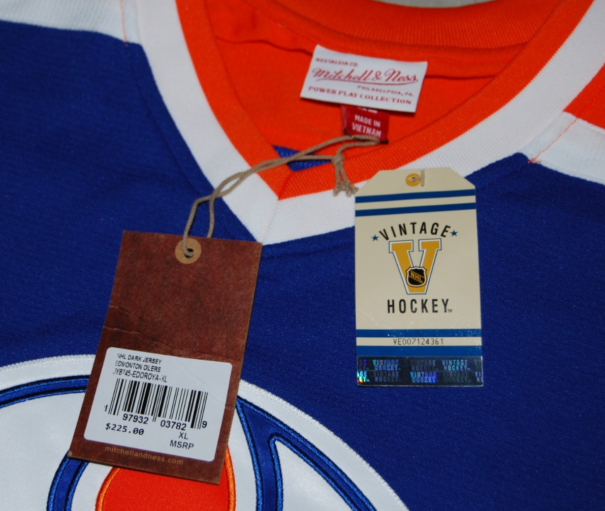 WAYNE GRETZKY signed (EDMONTON OILERS) M&N hockey jersey BECKETT AE38965