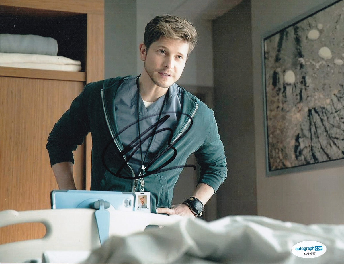 MATT CZUCHRY signed (THE RESIDENT) Dr Conrad Hawkins 8x10 photo ACOA SD29587