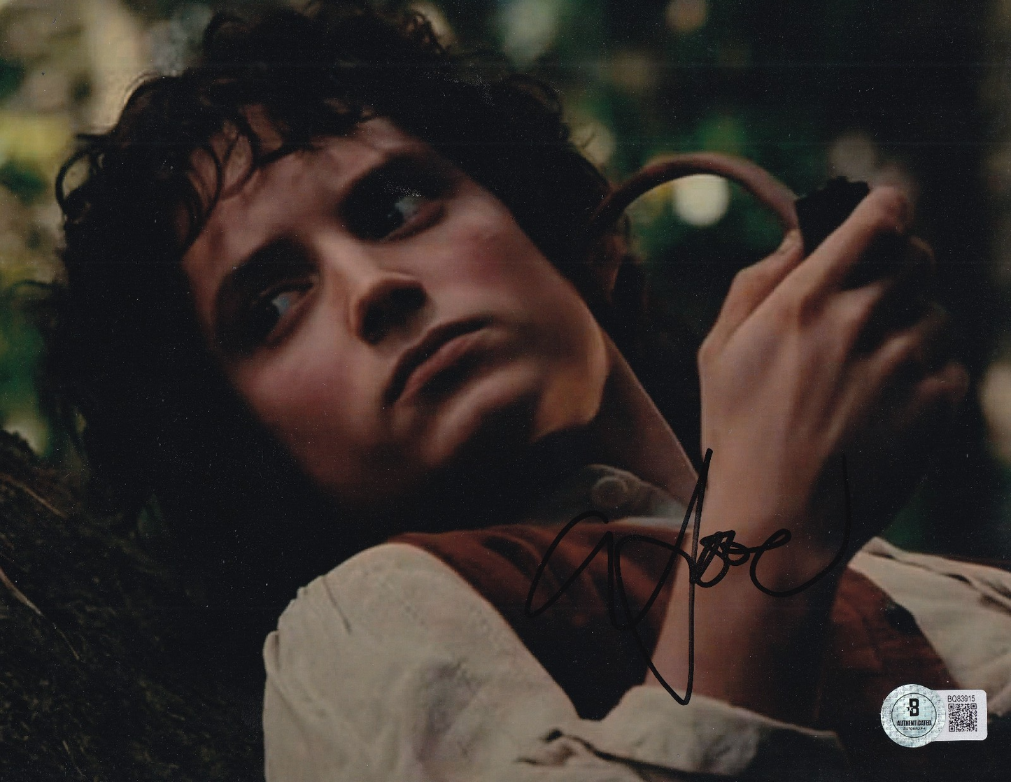 ELIJAH WOOD signed (LORD OF THE RINGS) Frodo Baggins 8X10 photo BECKETT BQ83915