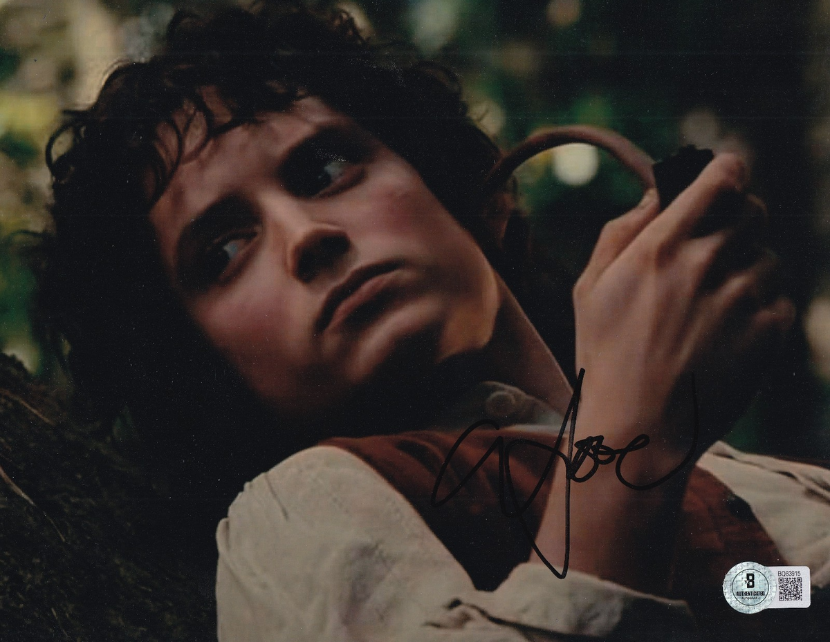 ELIJAH WOOD signed (LORD OF THE RINGS) Frodo Baggins 8X10 photo BECKETT BQ83915
