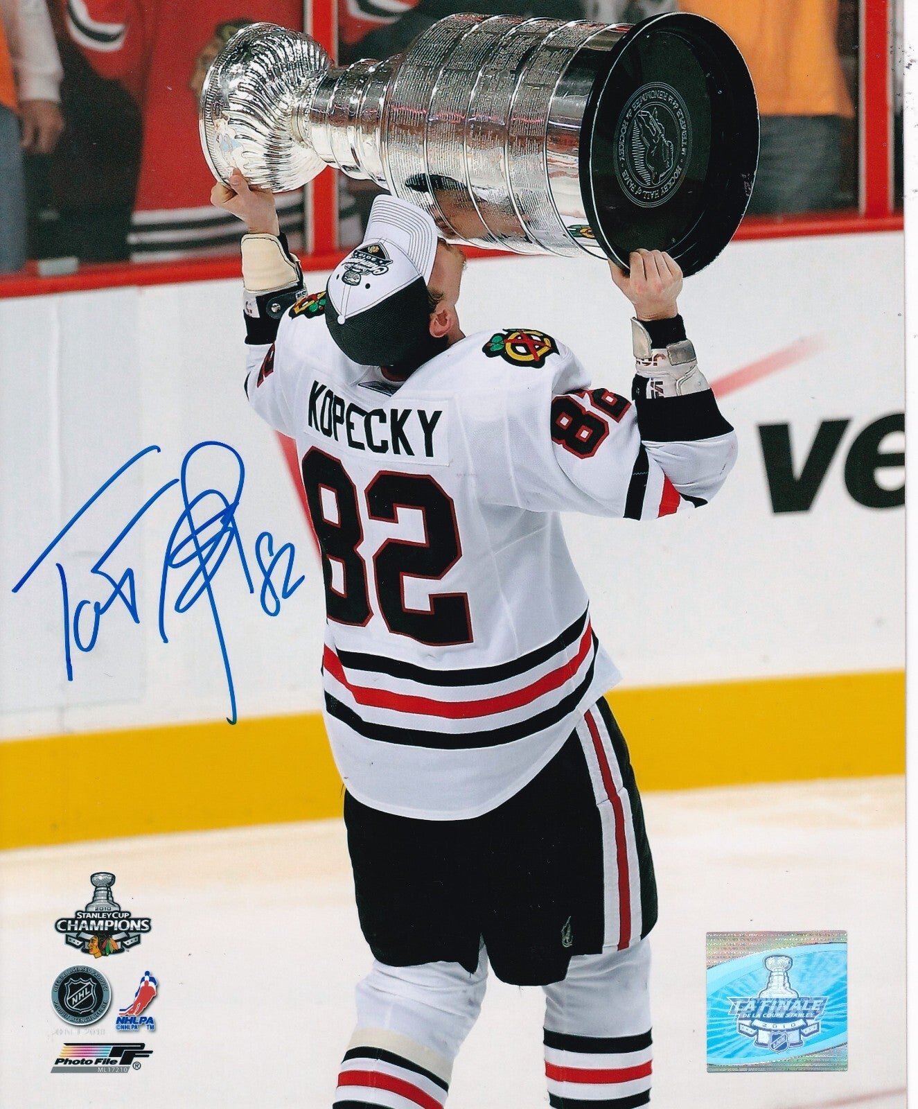 TOMAS KOPECKY signed (CHICAGO BLACKHAWKS) autographed HOCKEY 8X10 photo W/COA #2
