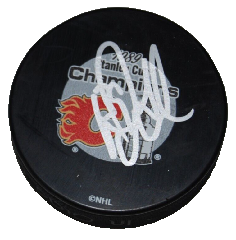 DOUG GILMOUR signed (CALGARY FLAMES) 1989 Champs hockey puck BECKETT BAS BL52617