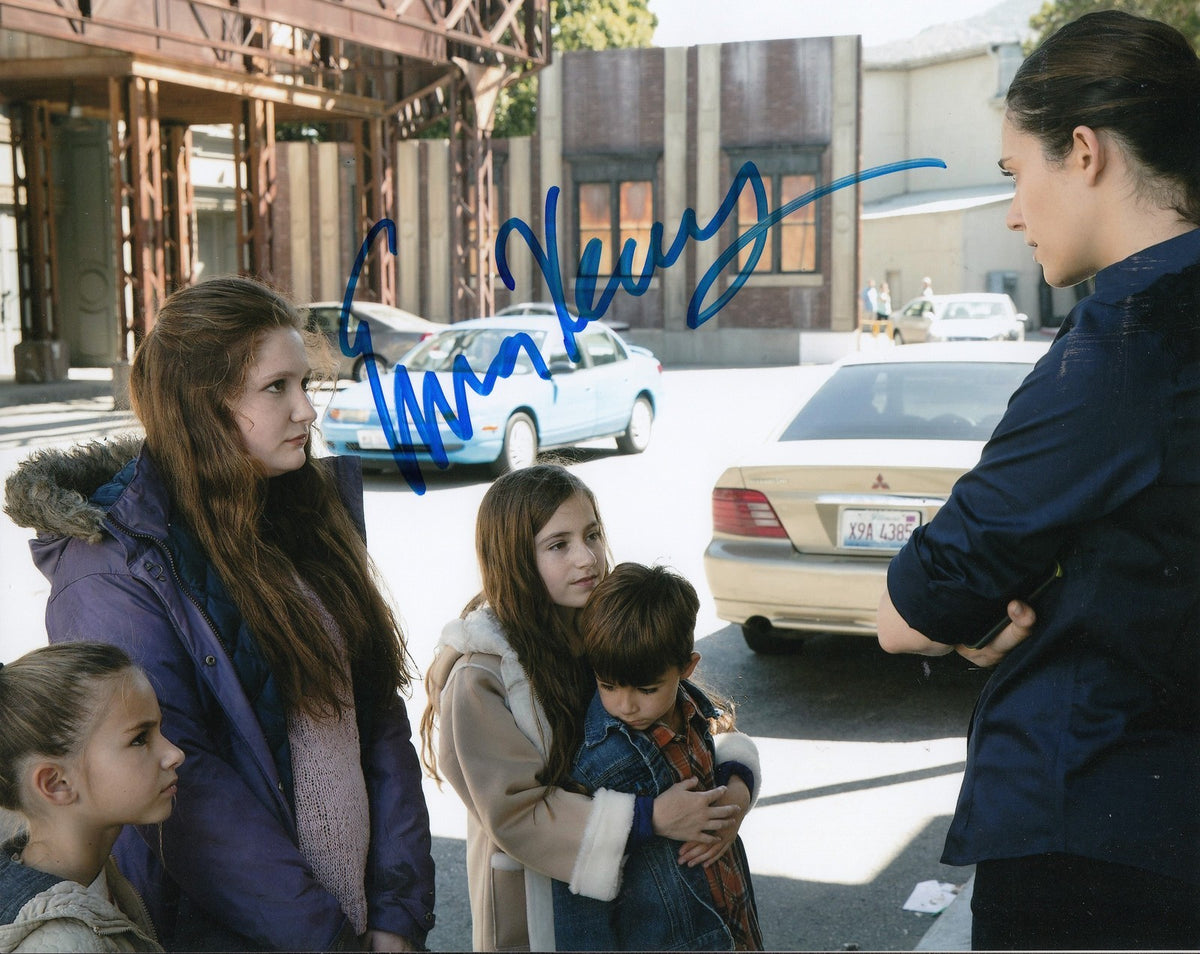 EMMA KENNEY signed *SHAMELESS* 8X10 photo DEBBIE DEBS GALAGHER (PROOF) W/COA #1