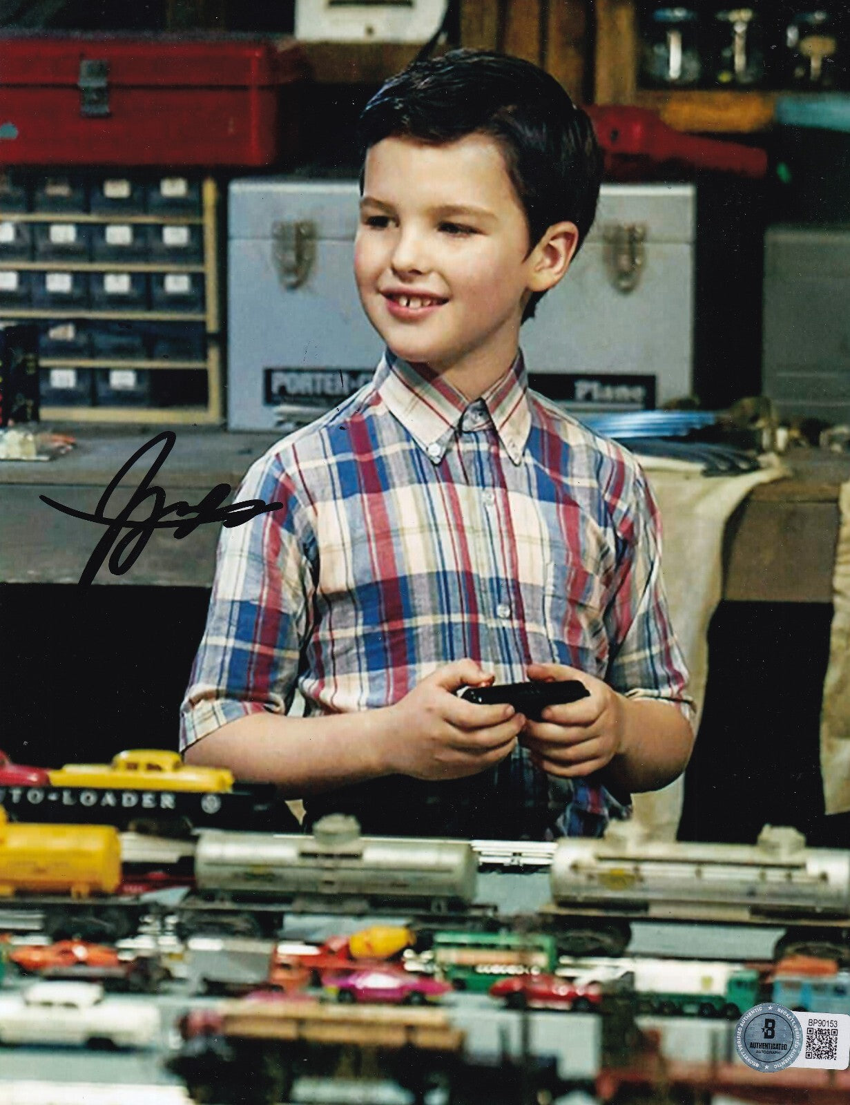 IAIN ARMITAGE signed (YOUNG SHELDON) Sheldon Cooper 8x10 photo BECKETT BP90153