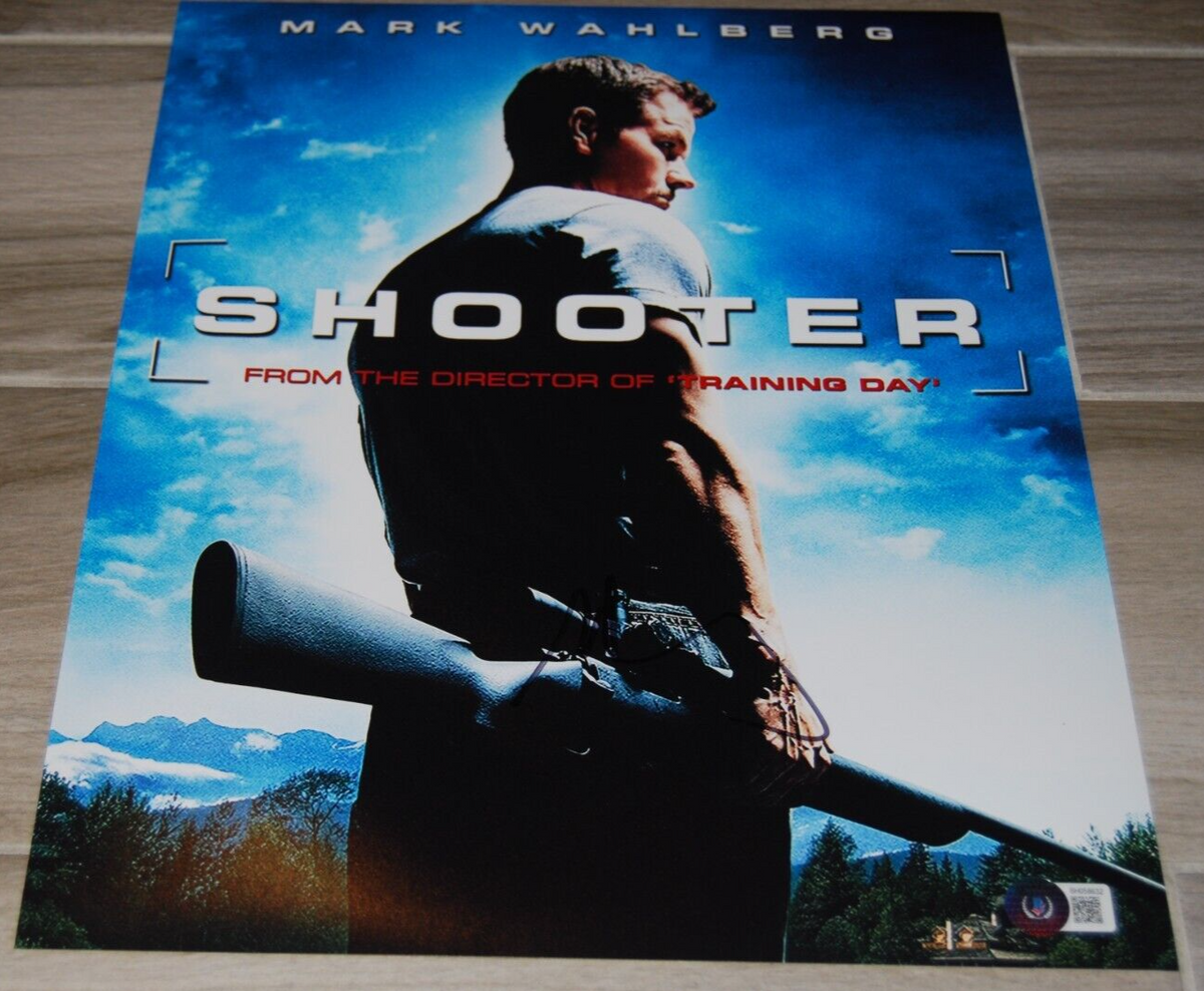 MARK WAHLBERG signed (SHOOTER) Bob Swagger Movie 11X14 photo BECKETT BH058632