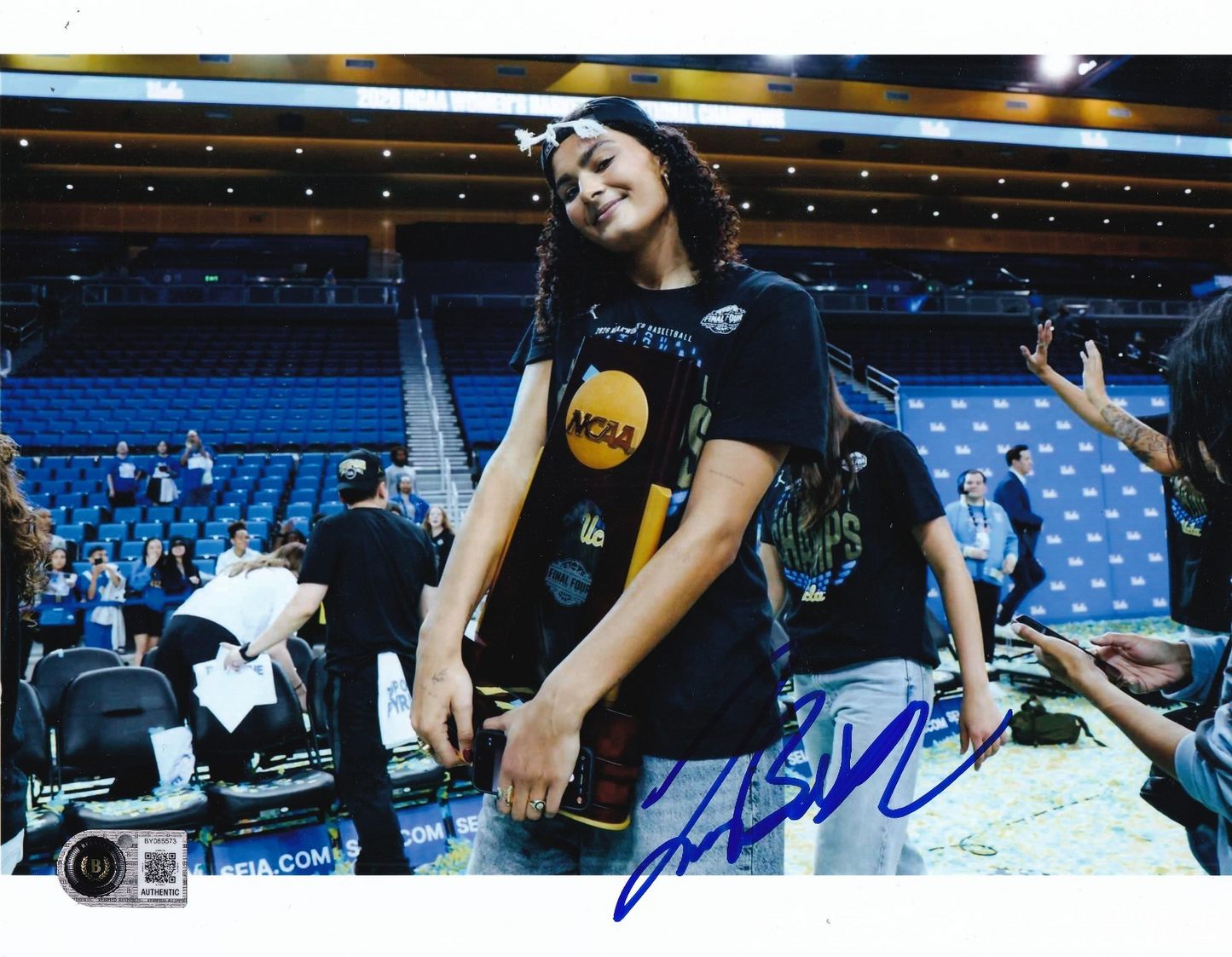 LAUREN BETTS signed (UCLA BRUINS) WNBA basketball 8x10 photo BECKETT BY085573