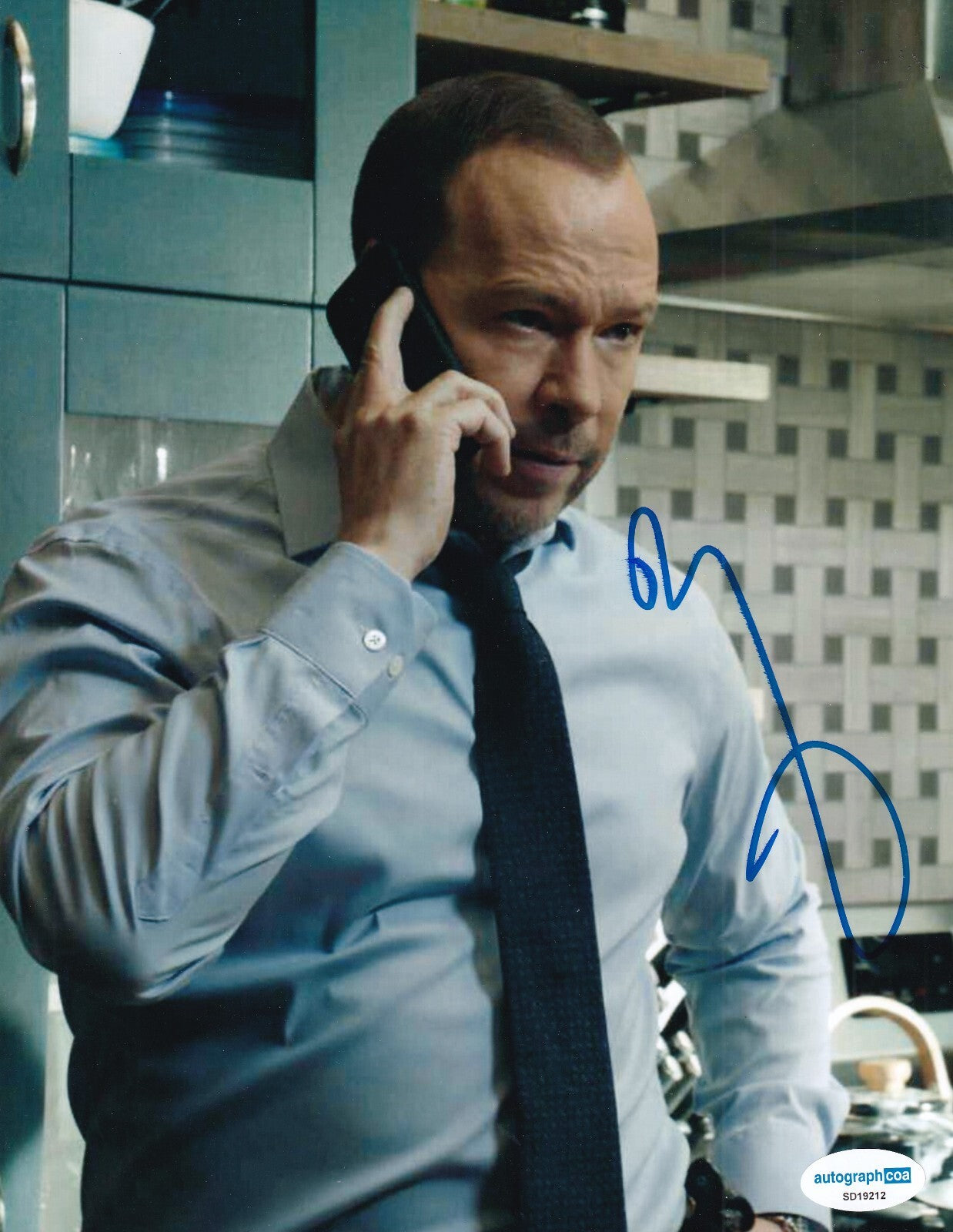 DONNIE WAHLBERG signed (BLUE BLOODS) Danny Reagan 8X10 photo ACOA SD19212