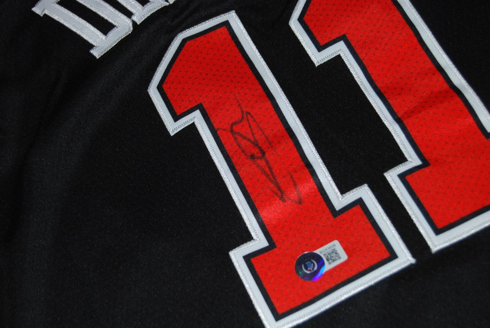 DEMAR DEROZAN signed (CHICAGO BULLS) Black Basketball jersey BECKETT BAS BG93606