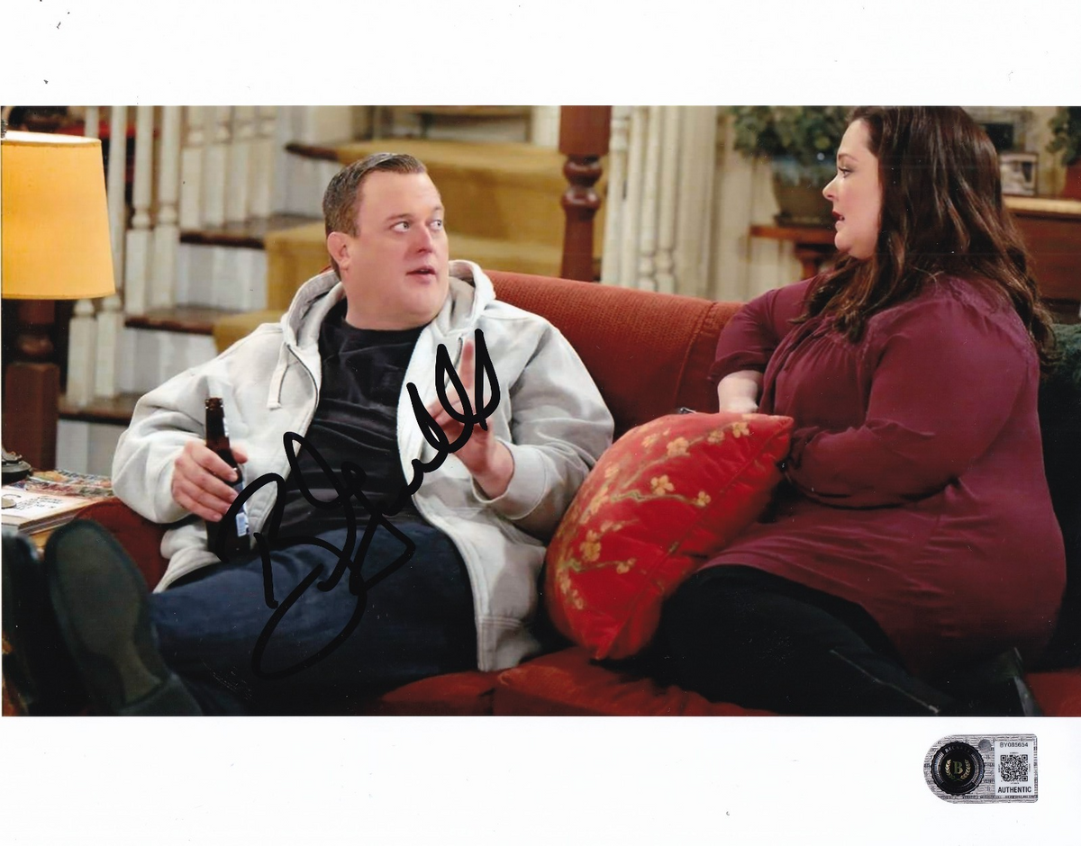 BILLY GARDELL signed (MIKE & MOLLY) Mike Biggs 8X10 photo BECKETT BY085654
