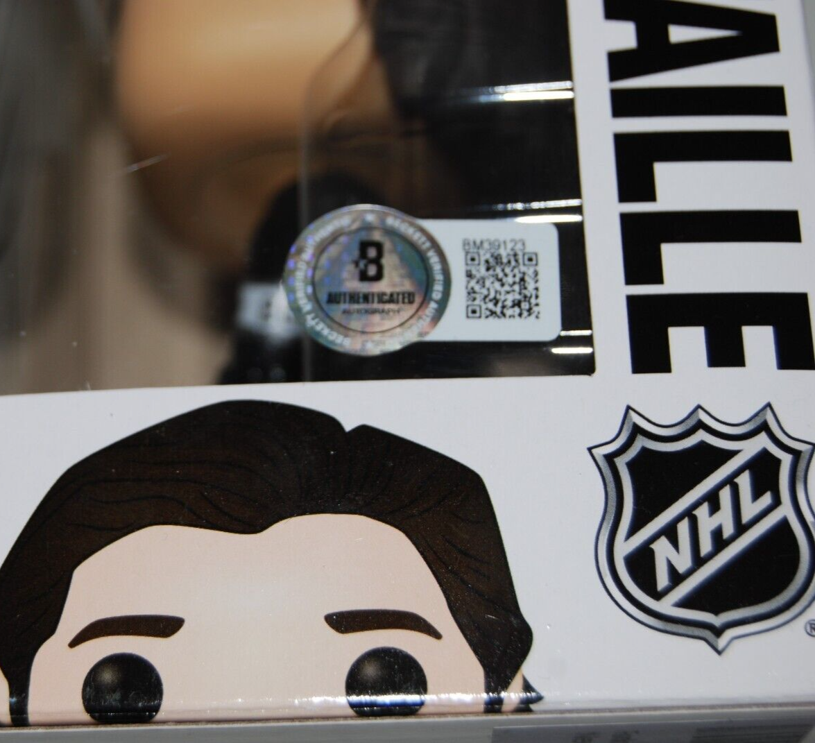LUC ROBITAILLE signed (LOS ANGELES KINGS) Hockey #67 Funko Pop BECKETT BM39123