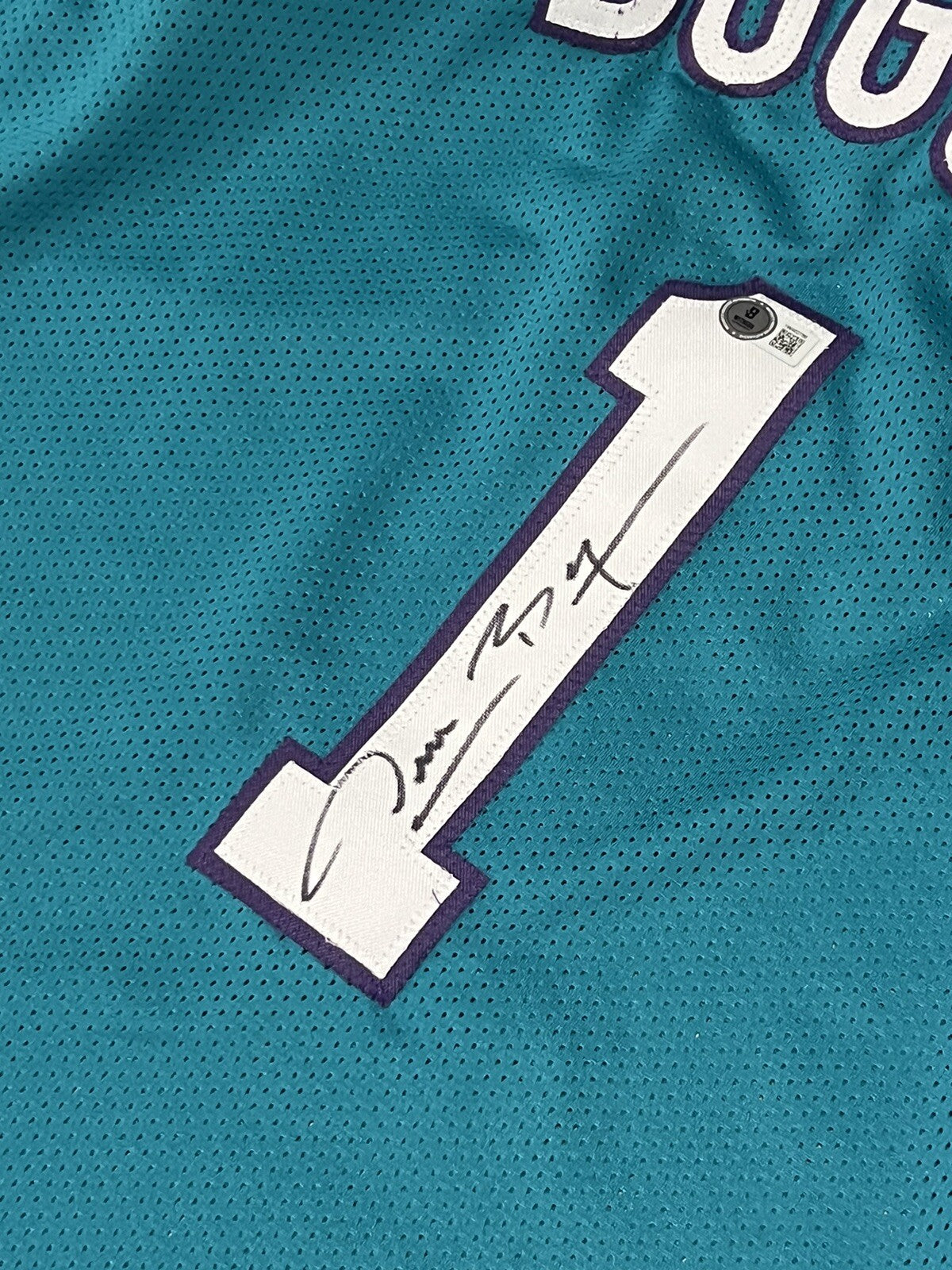 MUGSEY BOGUES signed (CHARLOTTE HORNETS) basketball jersey Beckett Witnessed
