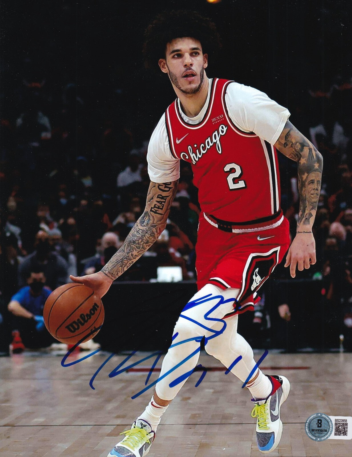 LONZO BALL signed (CHICAGO BULLS) basketball 8X10 photo BECKETT BAS BS22858