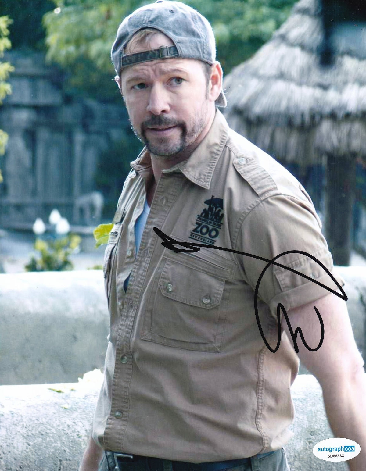 DONNIE WAHLBERG signed (ZOOKEEPER) Movie *SHANE* 8X10 photo ACOA SD86883