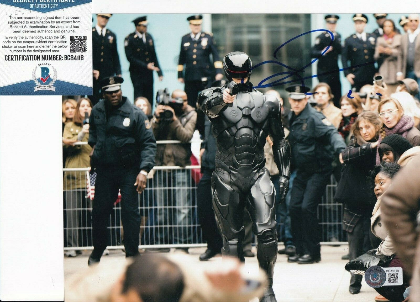 JOEL KINNAMAN signed (ROBO COP) Alex Murphy Movie 8X10 photo BECKETT BAS BC34118