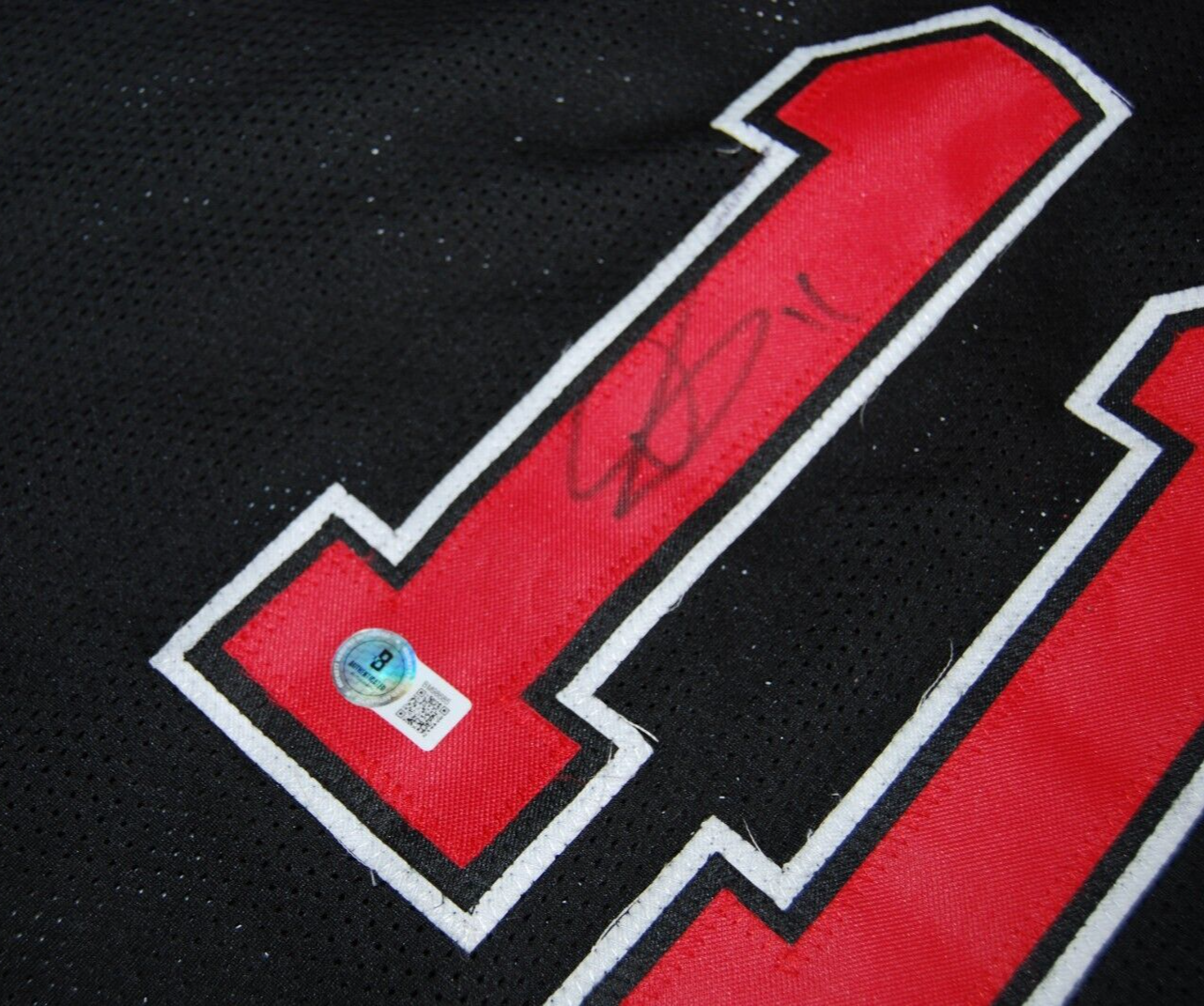 DEMAR DEROZAN signed (CHICAGO BULLS) custom Basketball jersey BECKETT BM98685