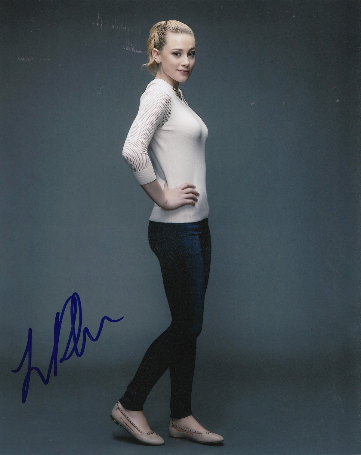 LILI REINHART signed (RIVERDALE) TV SHOW 8X10 photo *BETTY COOPER* PROOF W/COA G