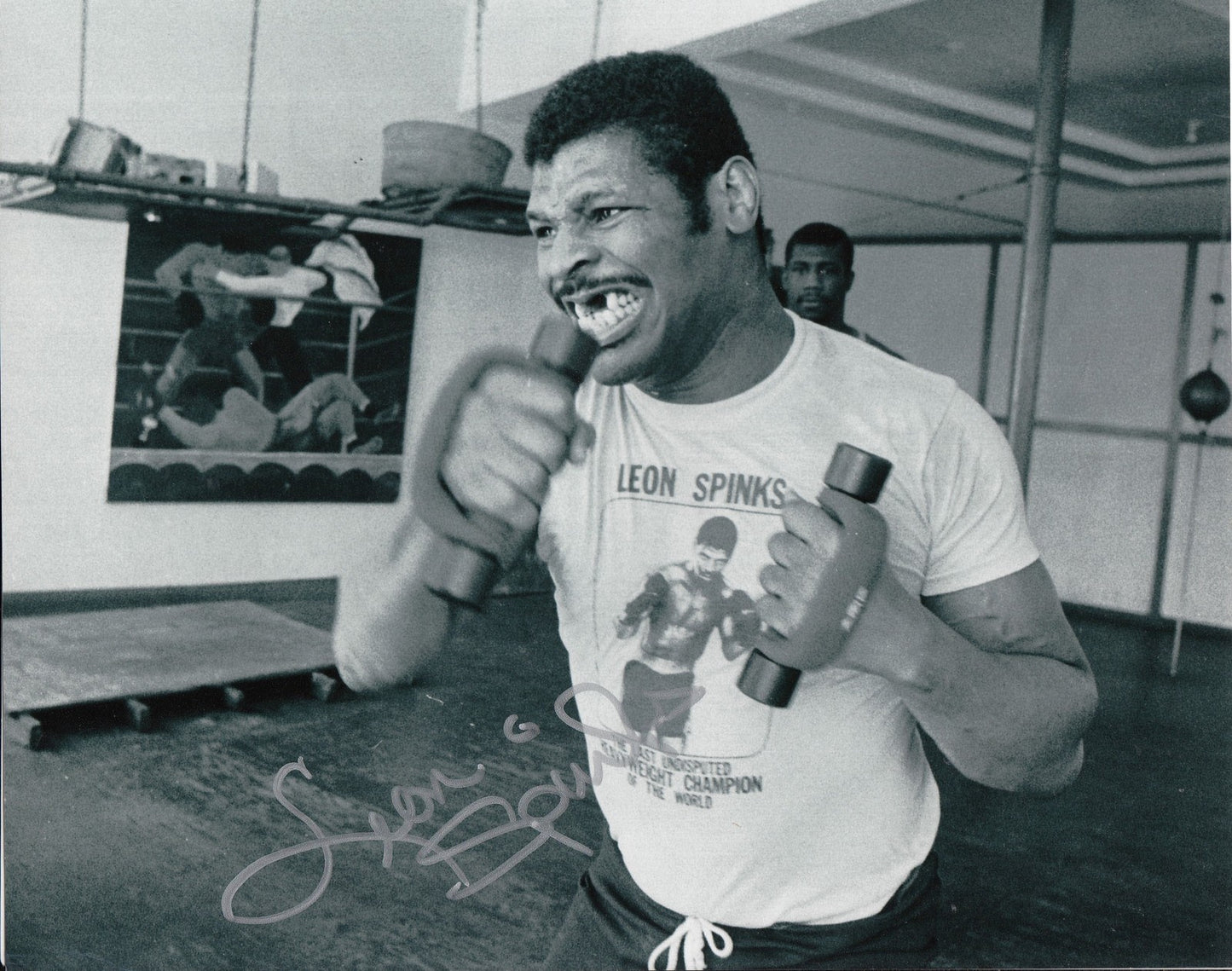 LEON SPINKS signed (BOXING CHAMPION) FIGHTING 8X10 photo W/COA #1