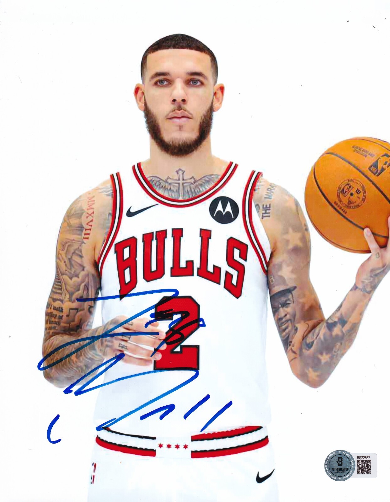 LONZO BALL signed (CHICAGO BULLS) basketball 8X10 photo BECKETT BAS BS22857