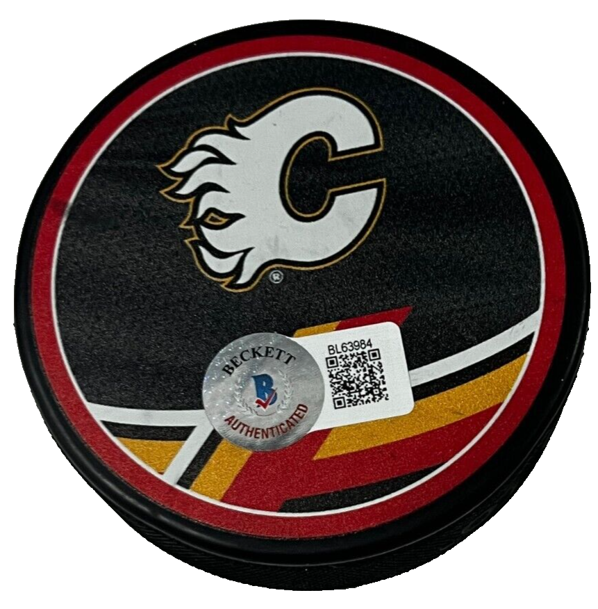 DOUG GILMOUR signed (CALGARY FLAMES) Hockey puck BECKETT BAS BL63984