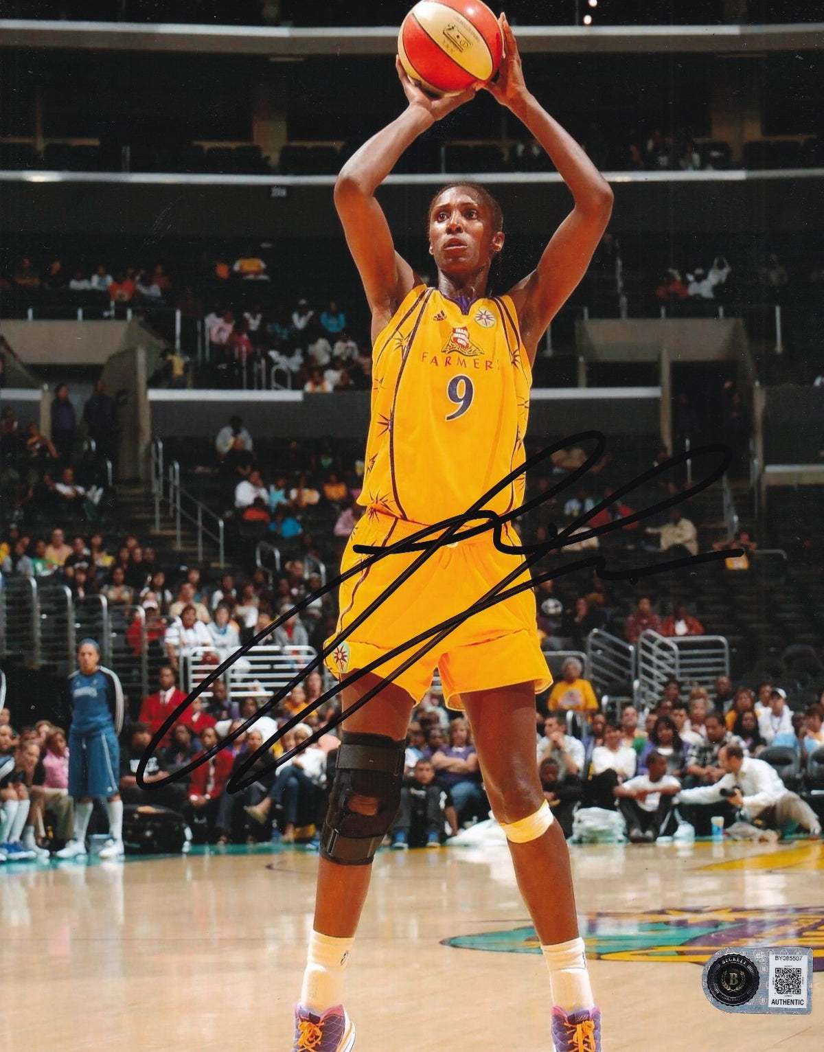 LISA LESLIE signed (LOS ANGELES SPARKS) WNBA basketball 8x10 BECKETT BY085507