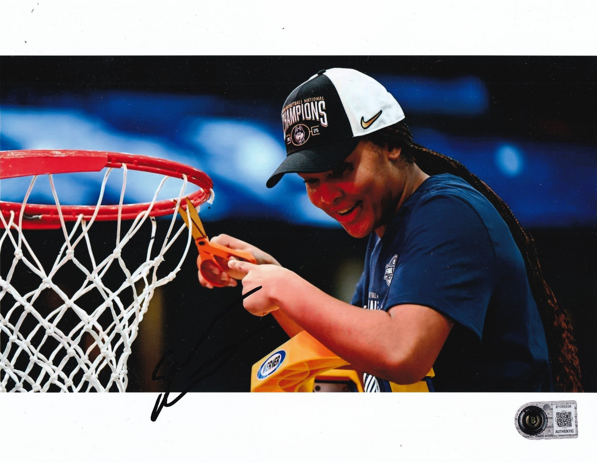 SARAH STRONG signed (UCONN HUSKIES) basketball 8X10 photo BECKETT BY085536