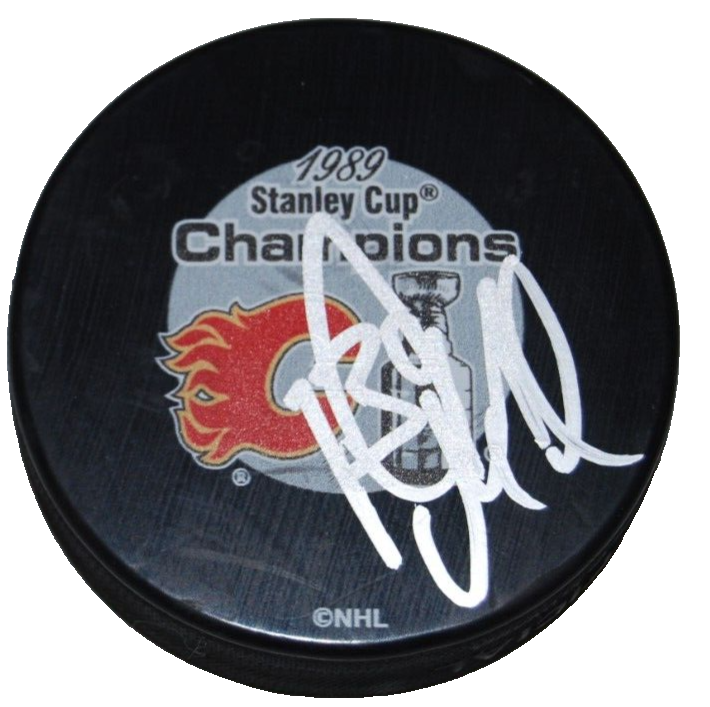DOUG GILMOUR signed (CALGARY FLAMES) 1989 Champs hockey puck BECKETT BAS BL52615