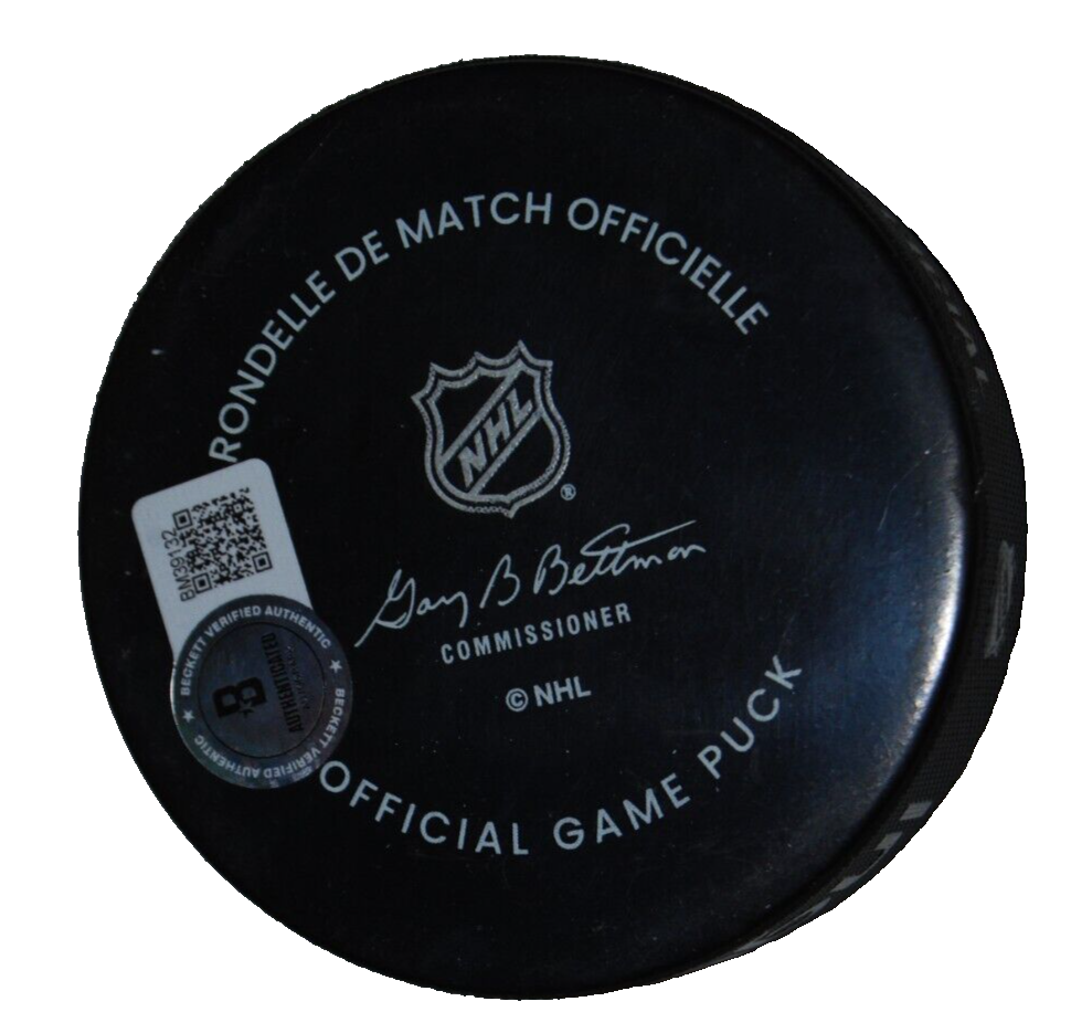PATRICK SHARP signed (CHICAGO BLACKHAWKS) official game puck BECKETT BAS BM39132