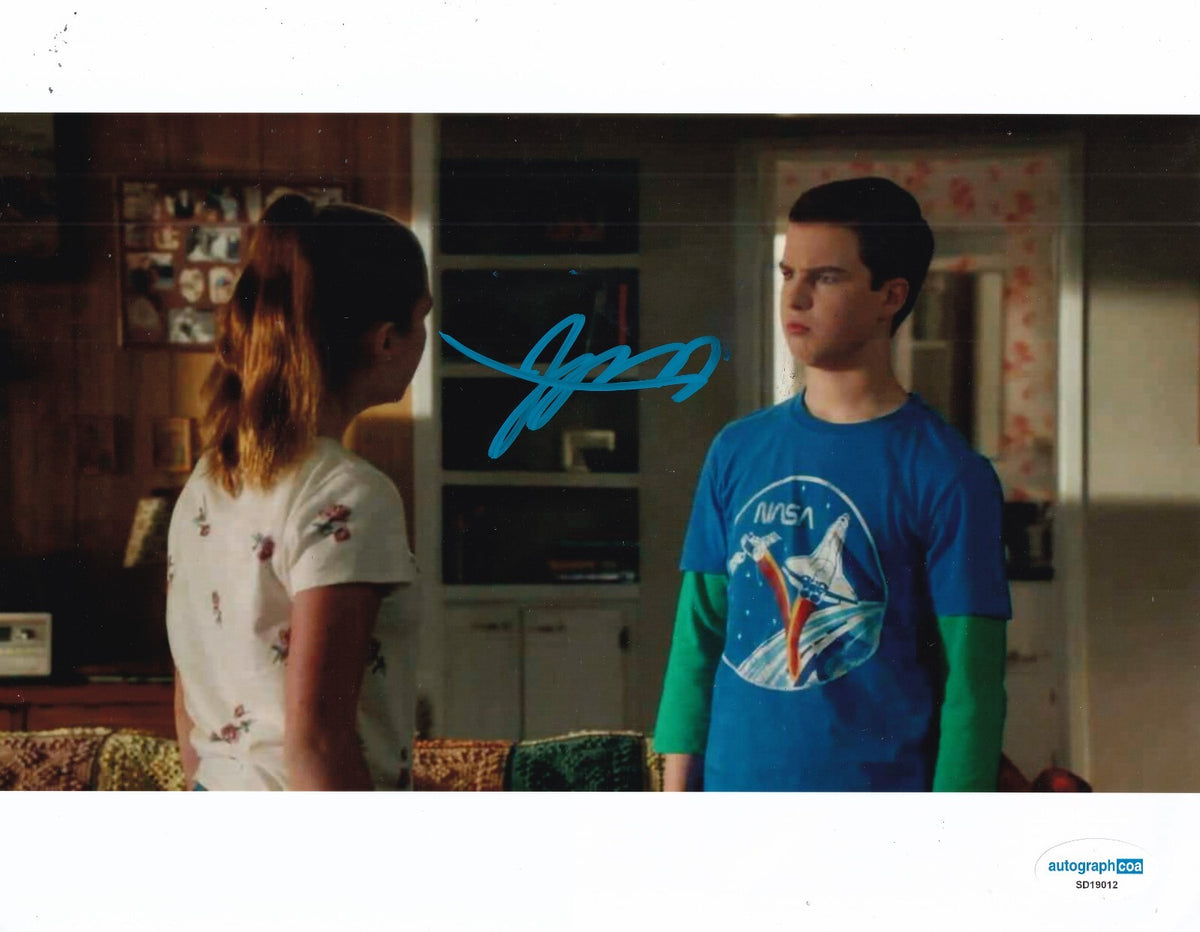 IAIN ARMITAGE signed (YOUNG SHELDON) Sheldon Cooper 8x10 photo ACOA SD19012